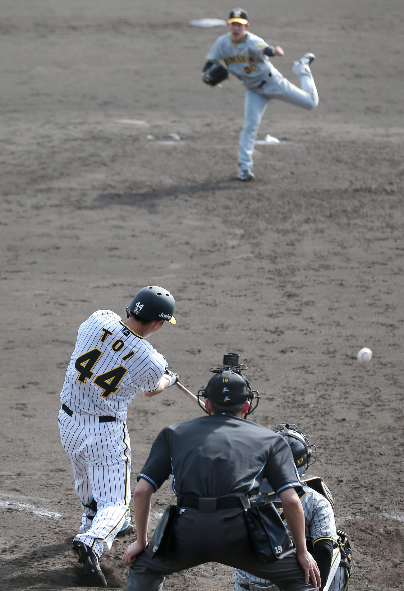 紅白戦　9回裏白組1死、戸井は富田から右前打を放つ（（撮影・上山淳一）