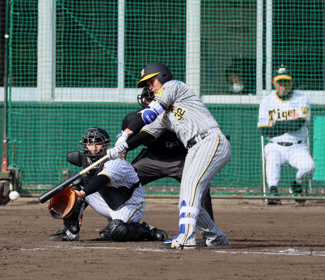 紅白戦　9回表紅組2死二塁、井上は右前適時打を放つ（撮影・加藤哉）