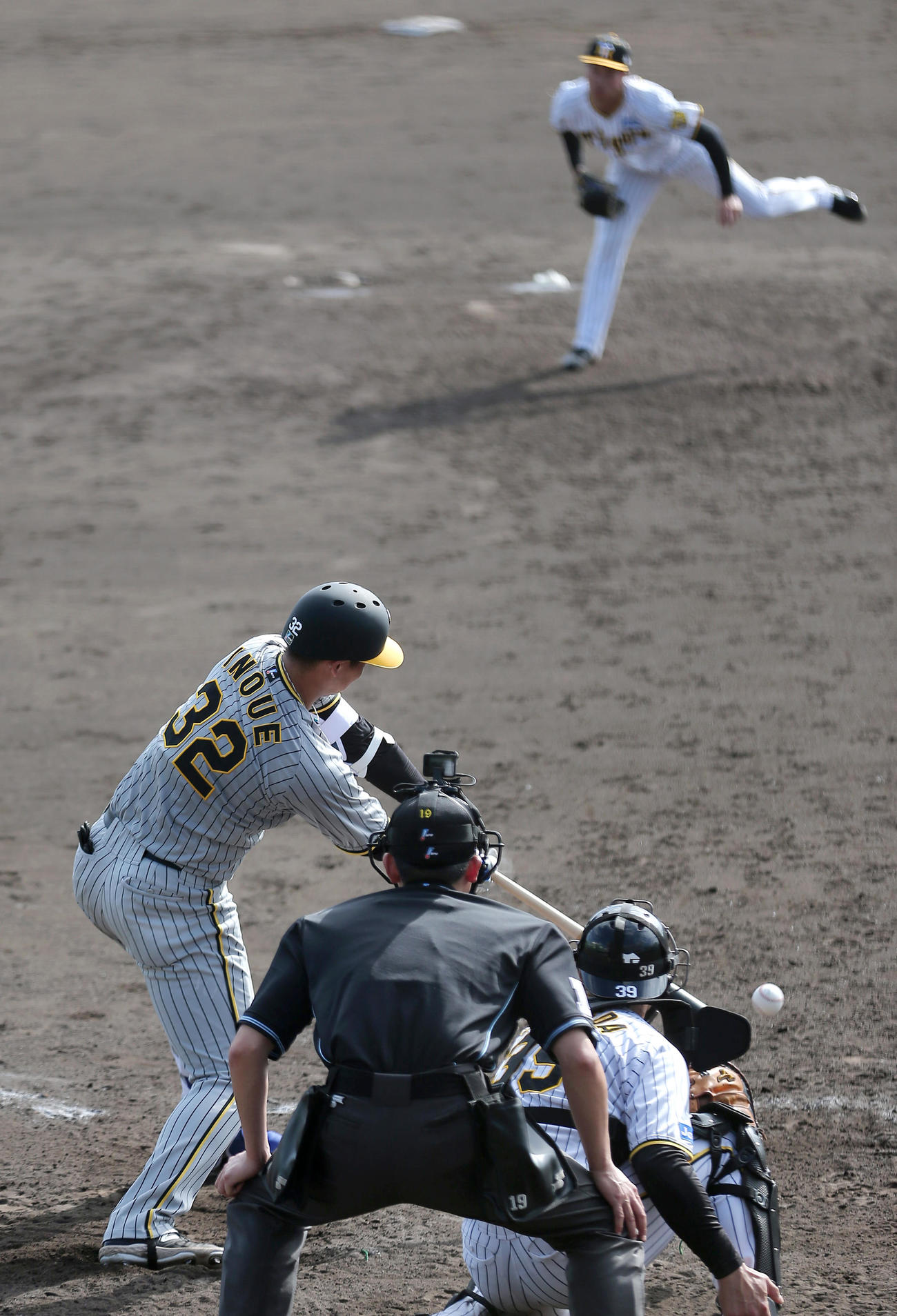 紅白戦　9回表紅組2死二塁、井上は右前適時打を放つ（撮影・上山淳一）