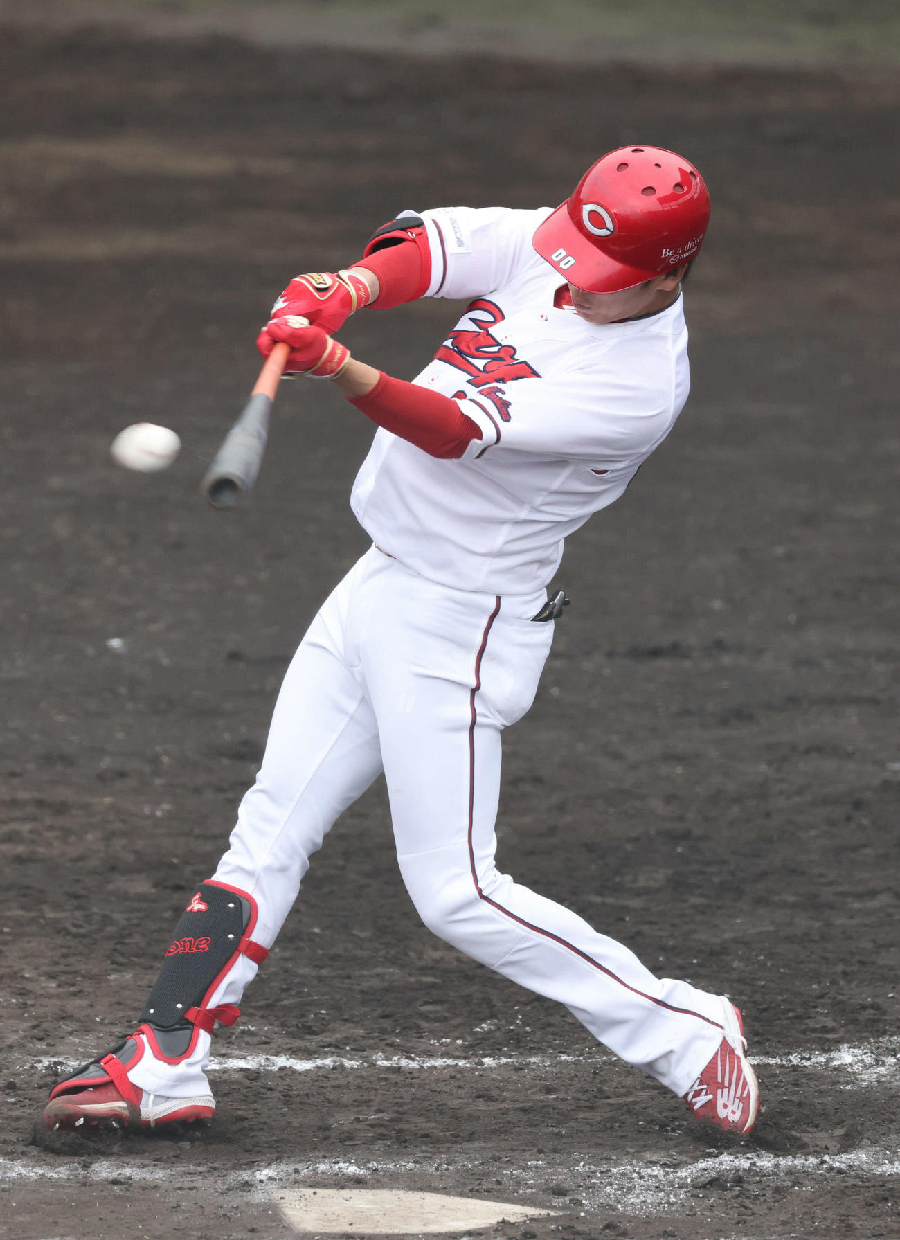 広島日南キャンプ　紅白戦　2回裏白組2死二、三塁、曽根は2点適時二塁打を放つ（撮影・加藤孝規）