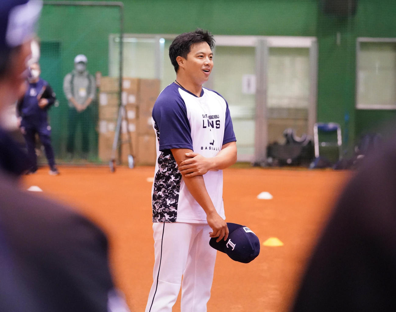 南郷キャンプを離れるWBC台湾代表の西武呉念庭はナインにあいさつする（撮影・小沢裕）