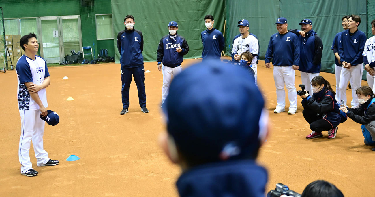 南郷キャンプを離れるWBC台湾代表の西武呉念庭（左）はナインにあいさつする（撮影・小沢裕）