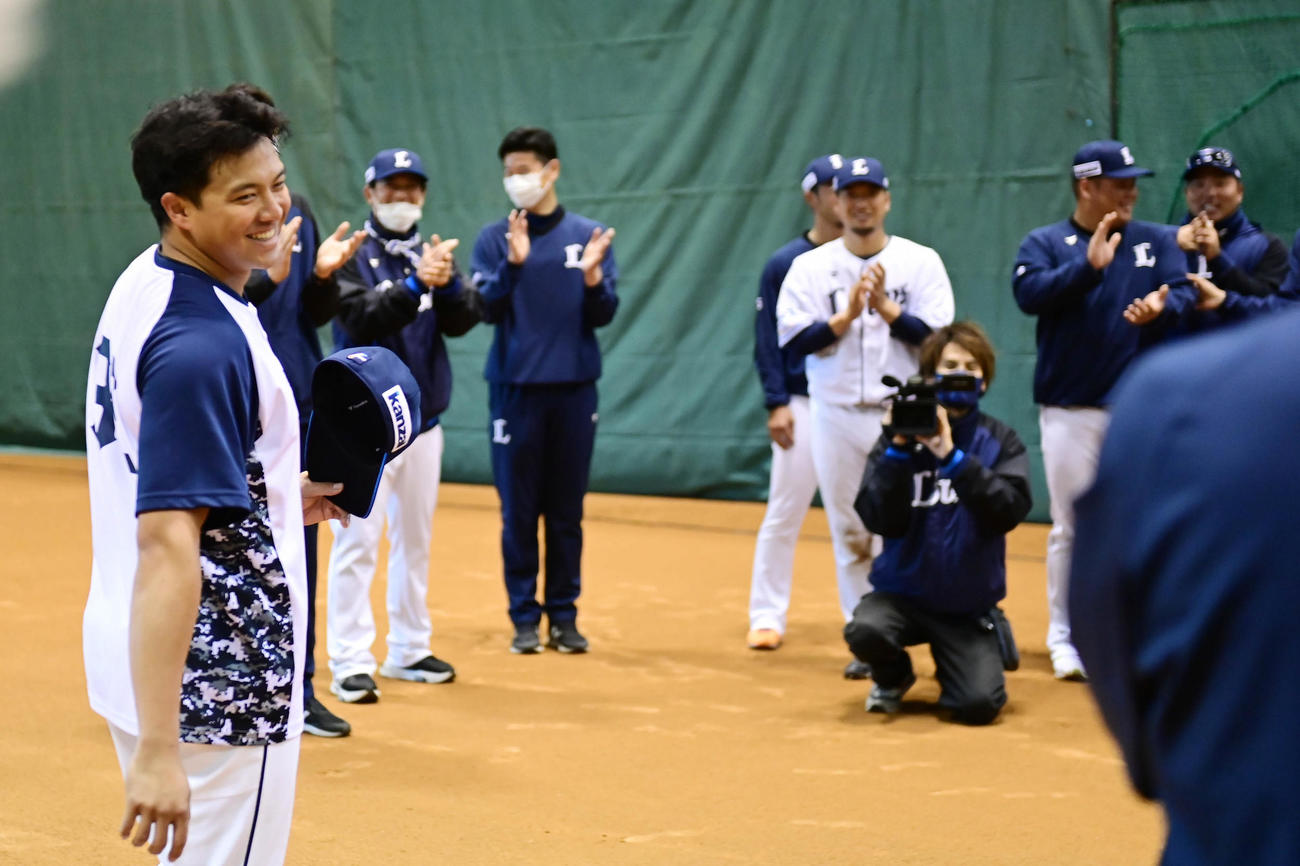 南郷キャンプを離れるWBC台湾代表の西武呉念庭（左端）はナインにあいさつする（撮影・小沢裕）