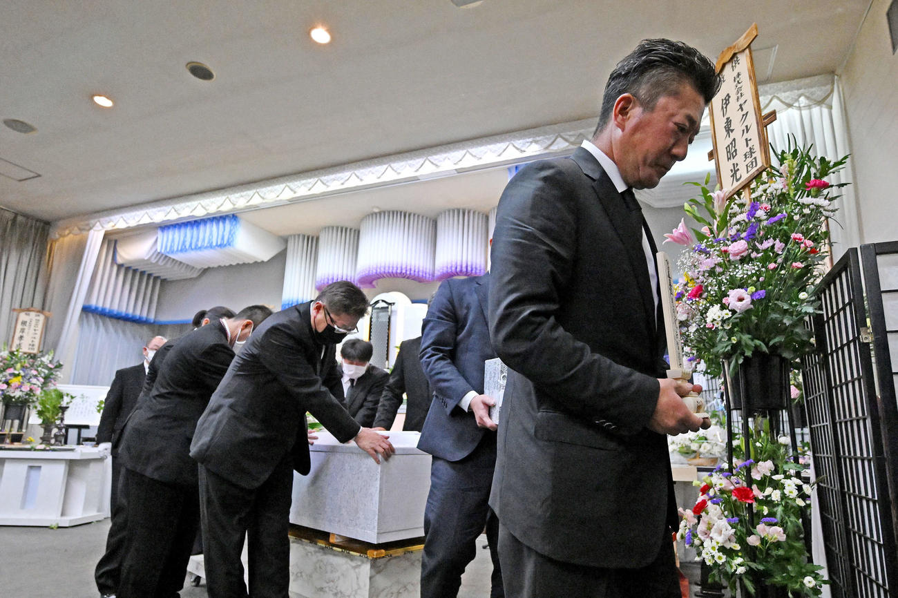 入来智さんの葬儀・告別式の出棺で位牌（いはい）を手に歩く弟のオリックス祐作投手コーチ（右）（撮影・滝沢徹郎）