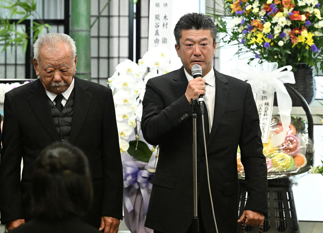 亡くなった入来智さんの葬儀・告別式で遺族あいさつする弟のオリックス祐作投手コーチ（右）と喪主の父喜門さん（撮影・滝沢徹郎）