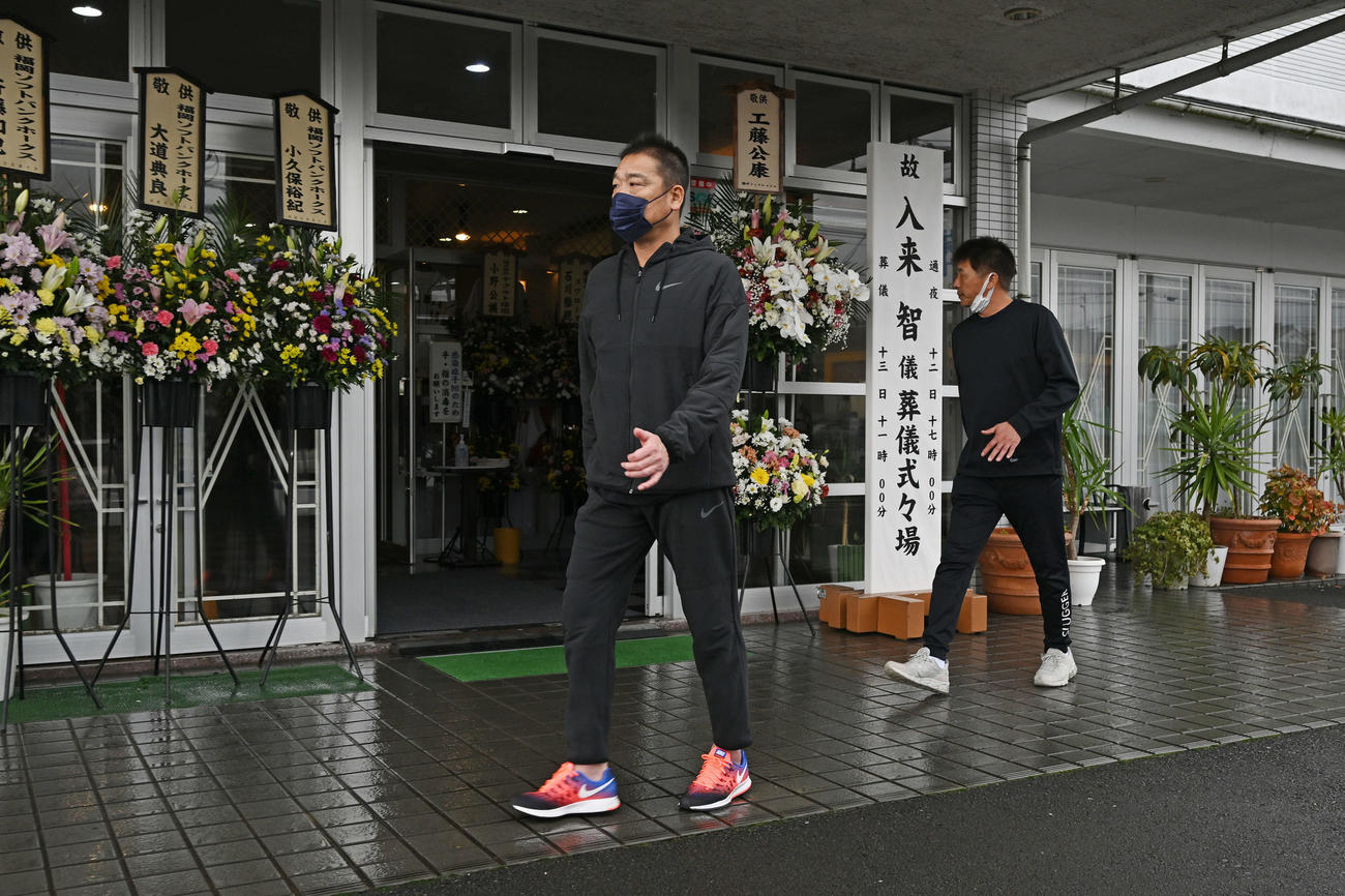 亡くなった入来智さんの葬儀・告別式に弔問に訪れたオリックス中嶋監督（左）（撮影・滝沢徹郎）