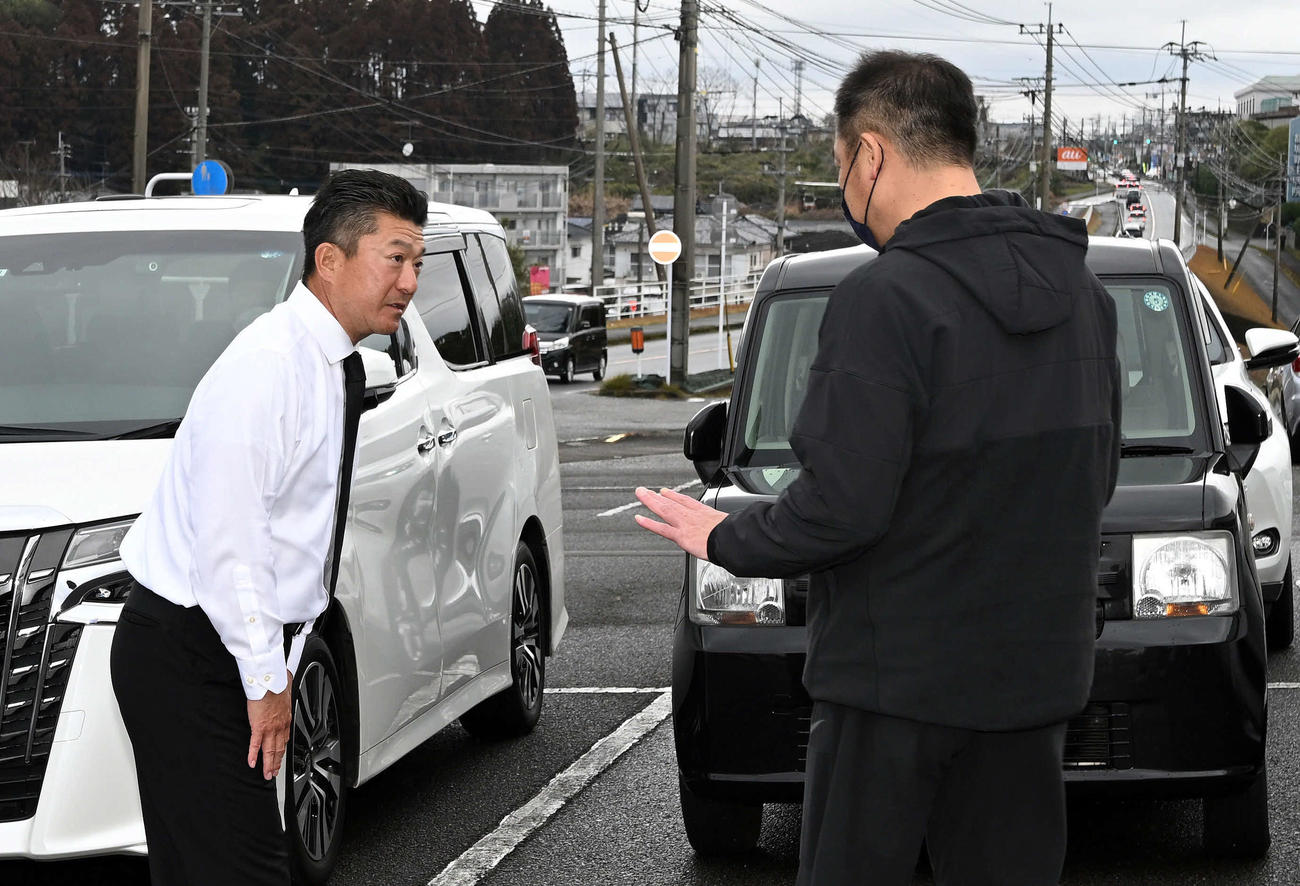 亡くなった入来智さんの葬儀・告別式に弔問に訪れたオリックス中嶋監督（右）にあいさつする弟の祐作投手コーチ（撮影・滝沢徹郎）