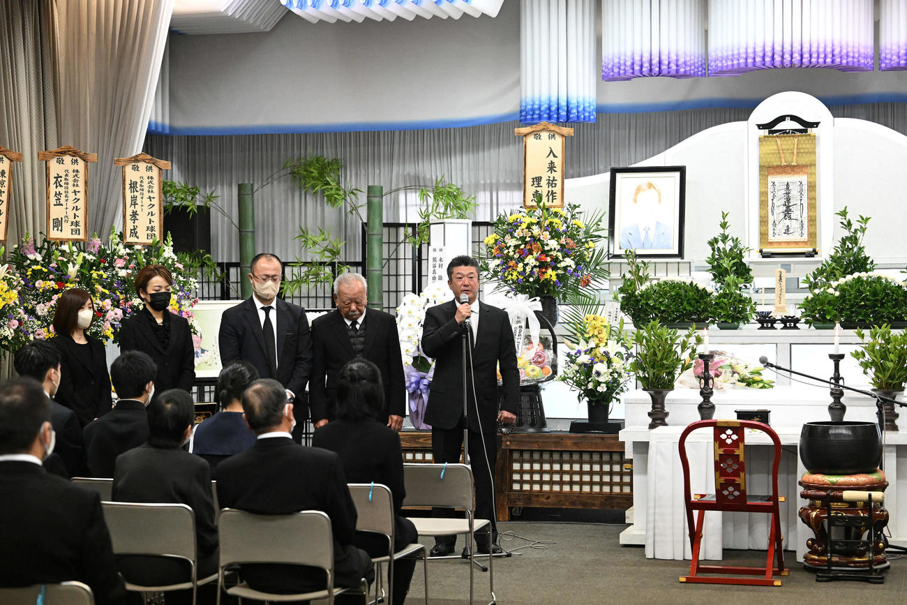 亡くなった入来智さんの葬儀・告別式で遺族あいさつする弟のオリックス祐作投手コーチ（右）。右から2人目は喪主の父喜門さん（撮影・滝沢徹郎）