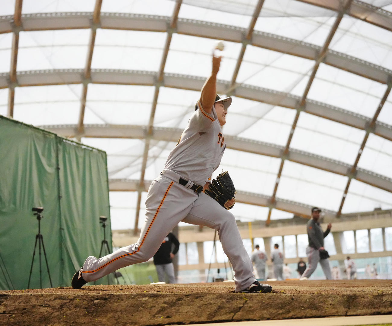 ブルペン投球に臨む巨人菅野（撮影・江口和貴）