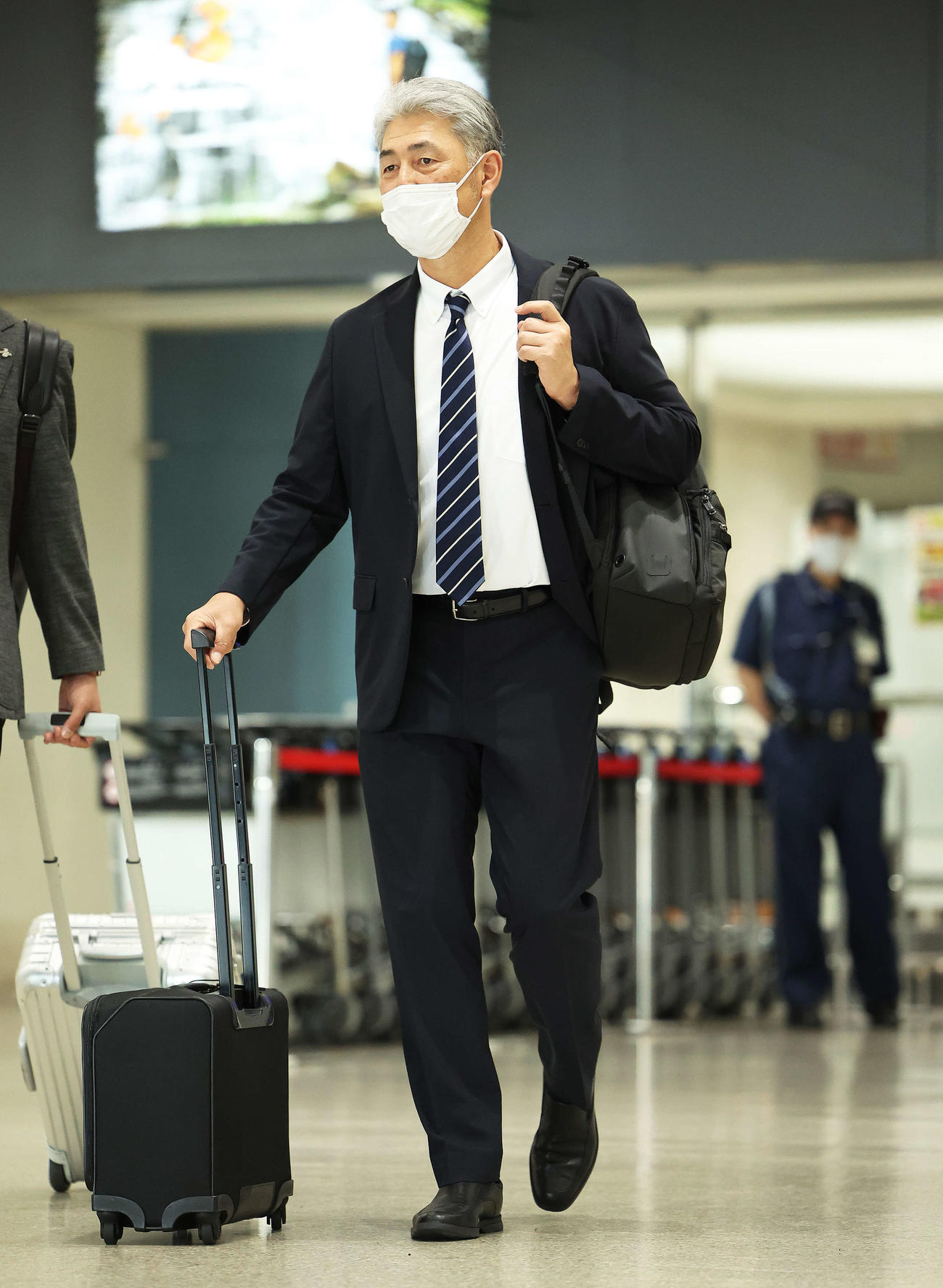 沖縄本島入りするロッテ吉井監督（撮影・河田真司）