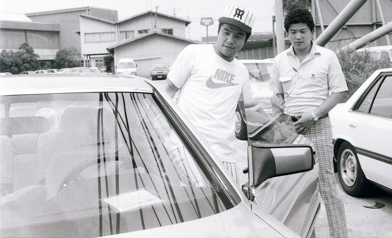 練習後、マイカーで引き揚げる阪神掛布雅之。右は本紙・井坂善行記者（1983年撮影）