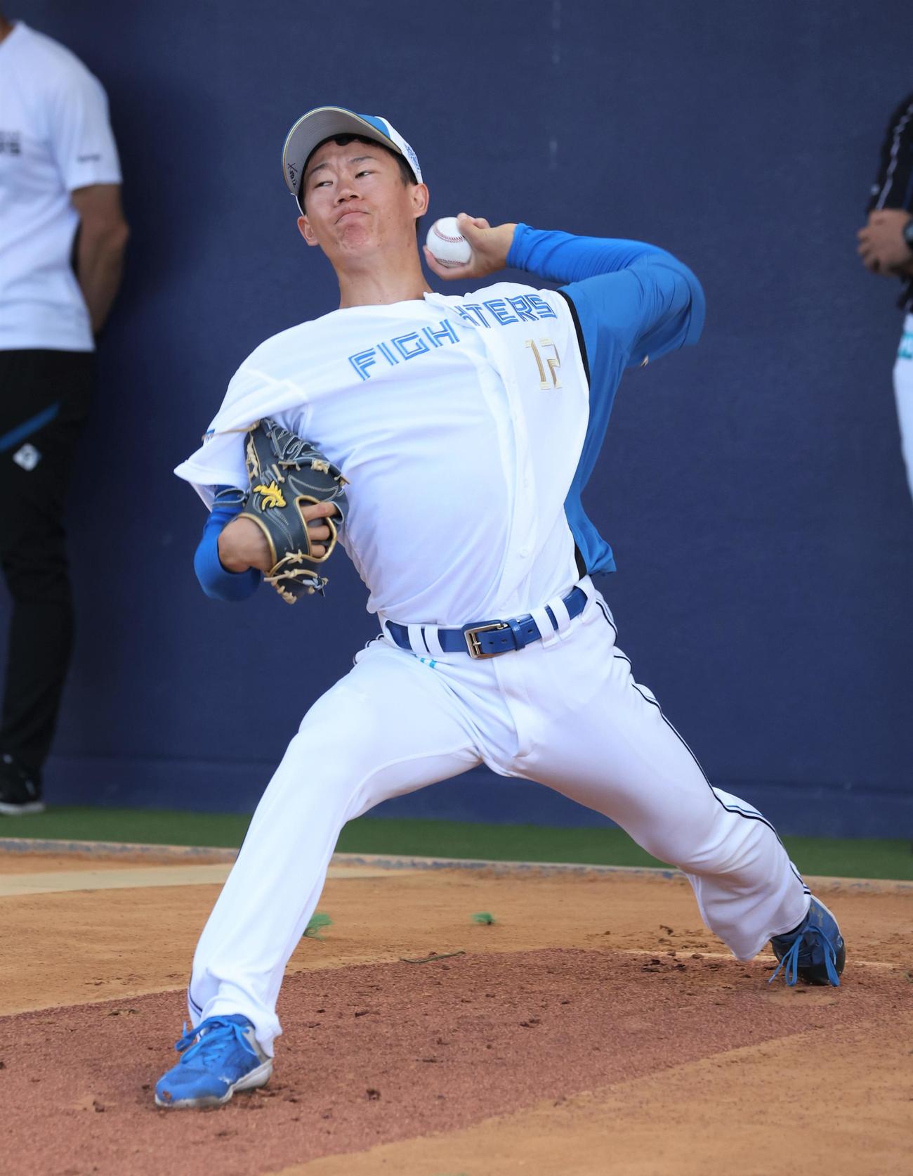 ブルペン投球する日本ハム矢沢（撮影・黒川智章）
