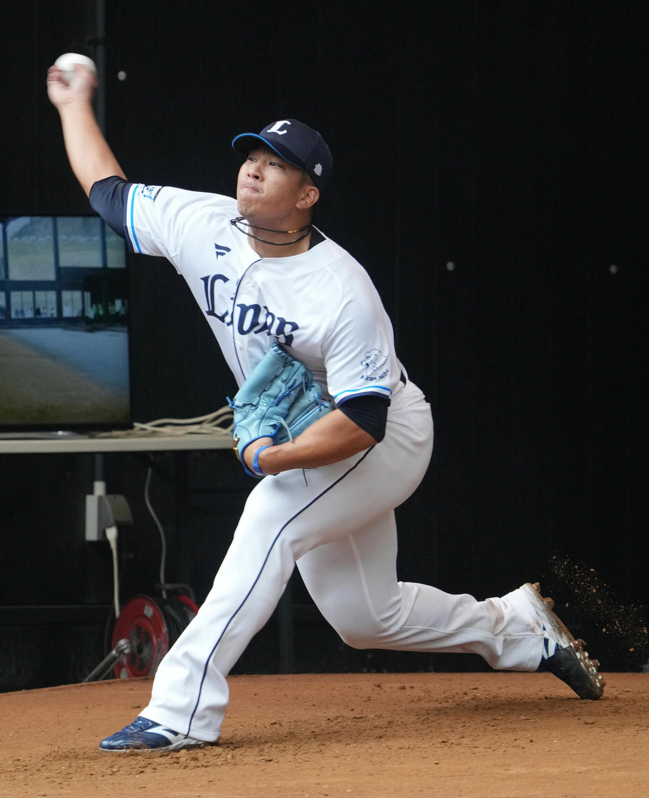 ブルペンで投球する西武ボー（撮影・小沢裕）