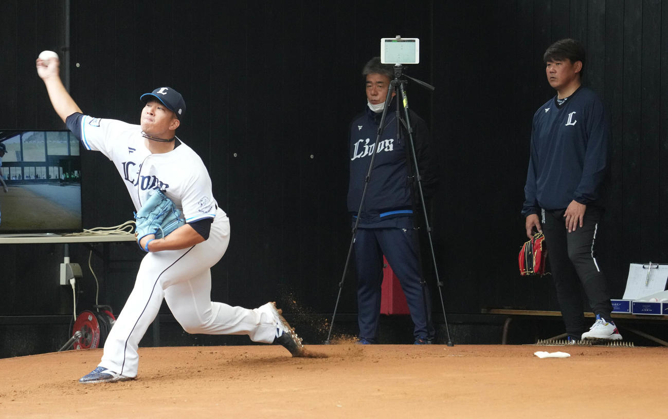 ブルペンで投球する西武ボーを見つめる臨時コーチの松坂氏（右）（撮影・小沢裕）