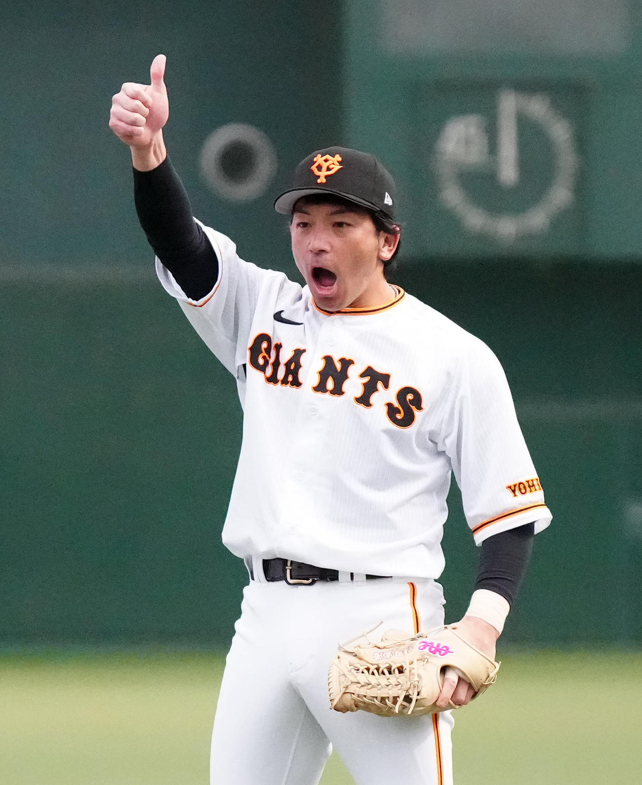 投内連係でアウトポーズの巨人松田（2023年2月7日撮影）
