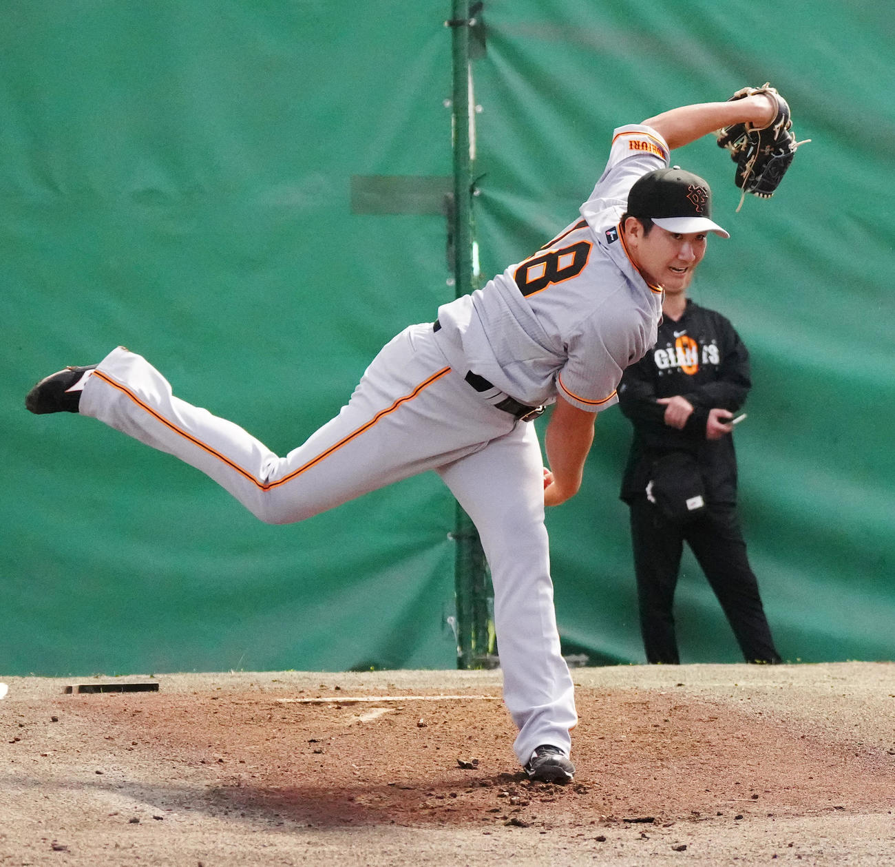 ブルペンで力投する巨人菅野（撮影・江口和貴）