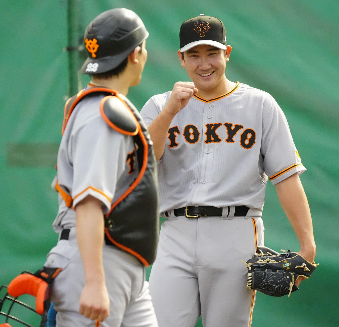 ブルペン投球を終え、巨人捕手小林（左）と言葉を交わす菅野（撮影・江口和貴）