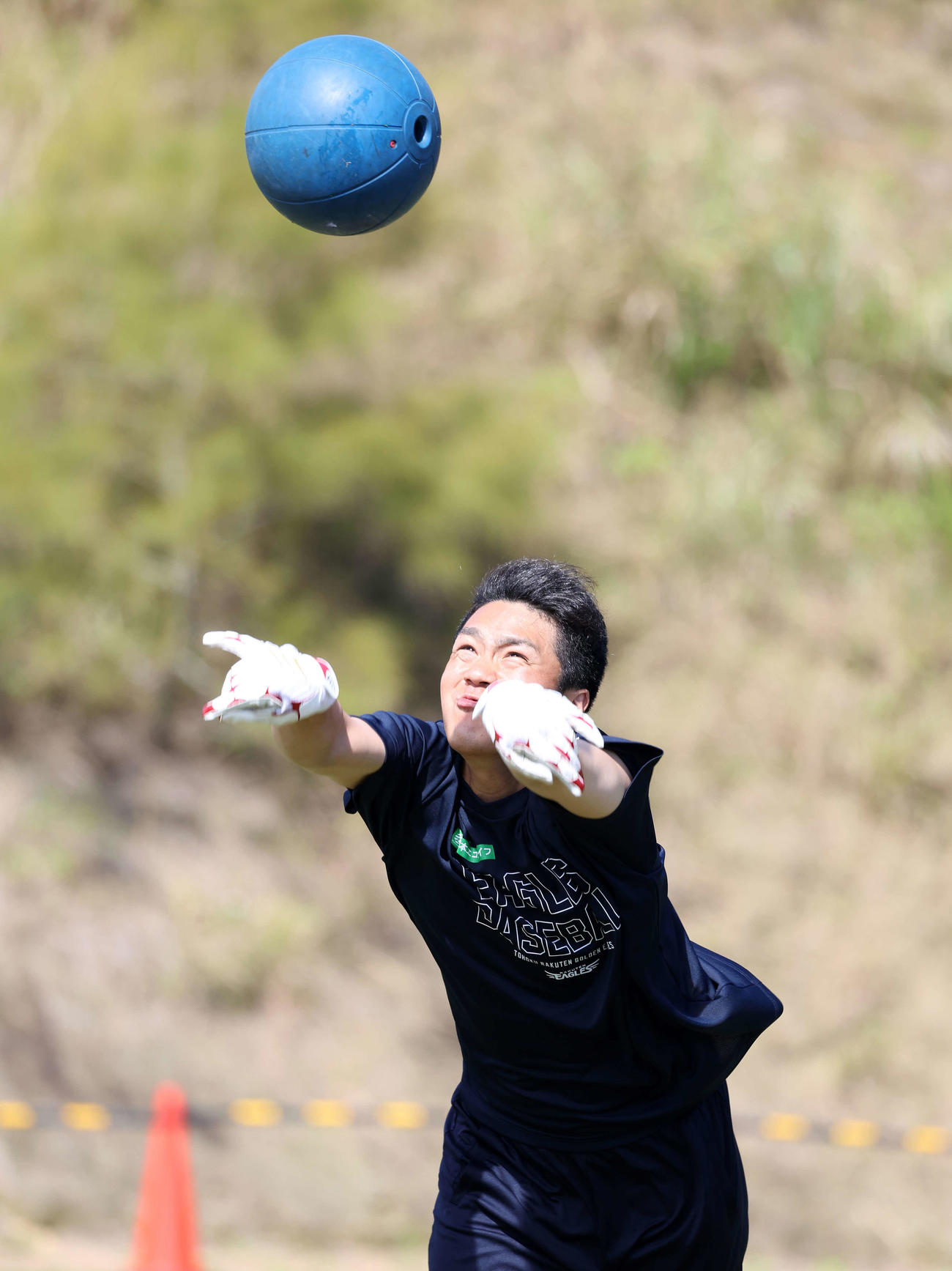 トレーニングでボールを投げる楽天則本（撮影・鈴木正人）