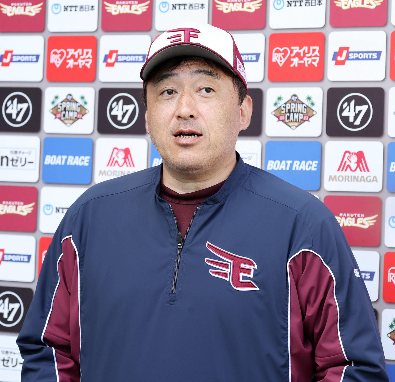 報道陣の質問に答える楽天石井監督（撮影・鈴木正人）