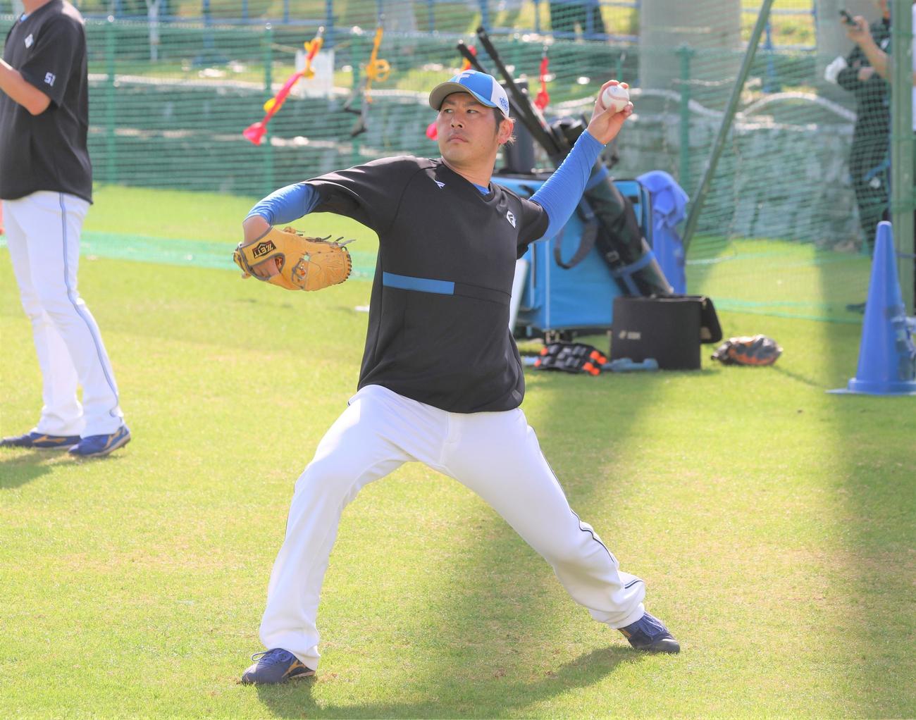 キャッチボールする日本ハム加藤貴（撮影・黒川智章）