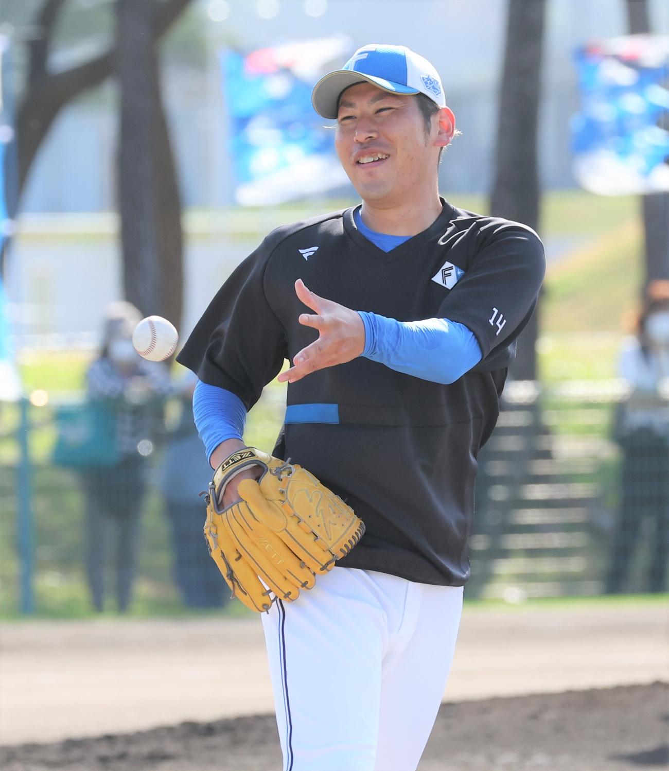 フィールディング練習で笑顔の日本ハム加藤貴（撮影・黒川智章）