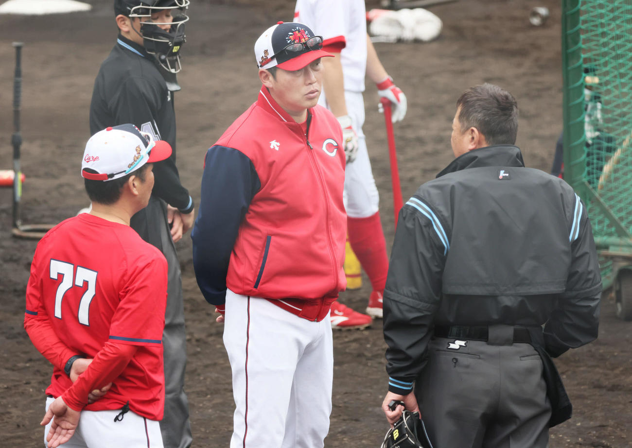 広島日南キャンプ　審判と話し合う新井監督（中央）。左は藤井ヘッドコーチ（撮影・加藤孝規）