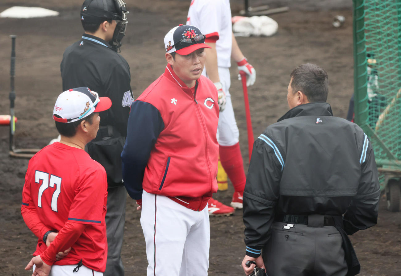 広島日南キャンプ　審判と話し合う新井監督（中央）。左は藤井ヘッドコーチ（撮影・加藤孝規）