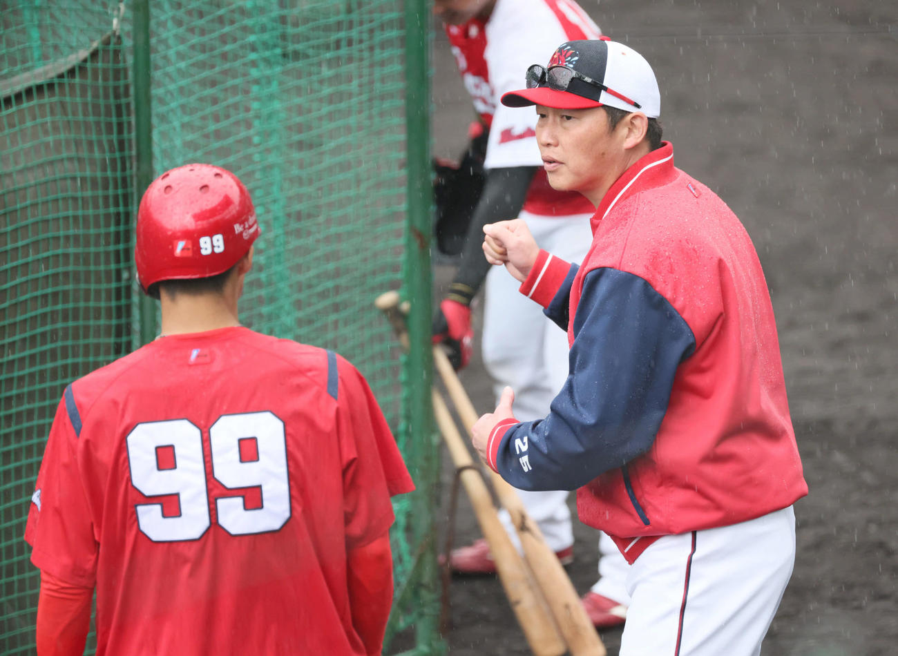 広島日南キャンプ　二俣を指導する新井監督（右）（撮影・加藤孝規）