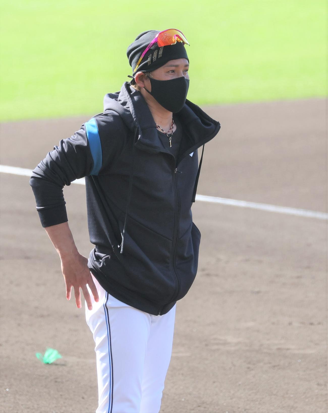 練習を見守る日本ハム新庄監督（撮影・黒川智章）