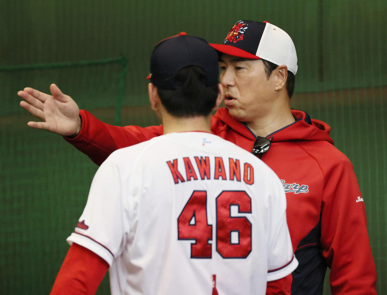 広島ドラフト5位の河野を指導する黒田球団アドバイザー（撮影・加藤孝規）