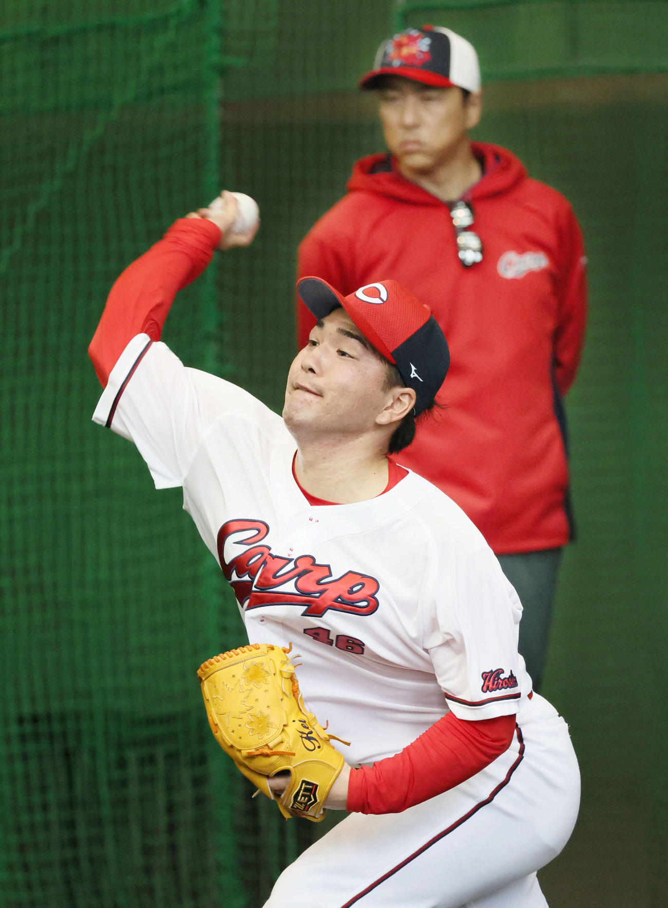 黒田球団アドバイザーの前で投球する河野（撮影・加藤孝規）