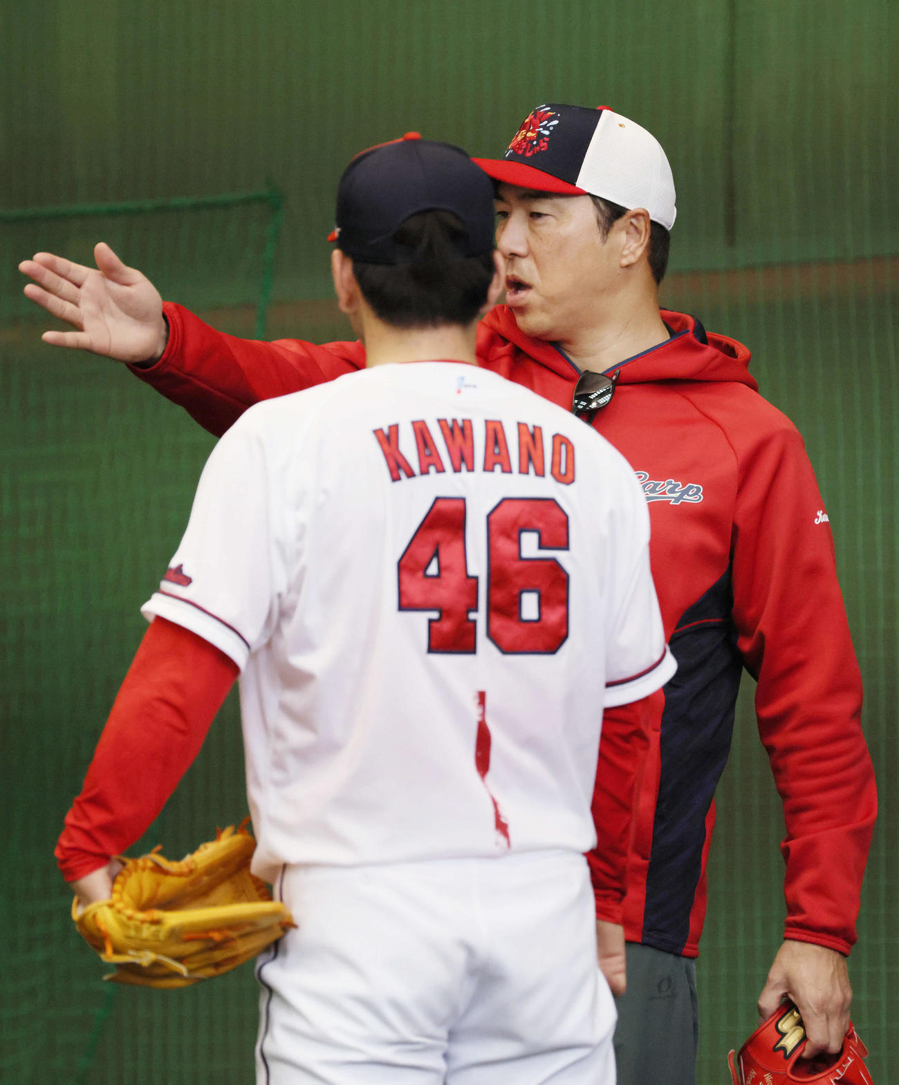 河野を指導する黒田球団アドバイザー（撮影・加藤孝規）