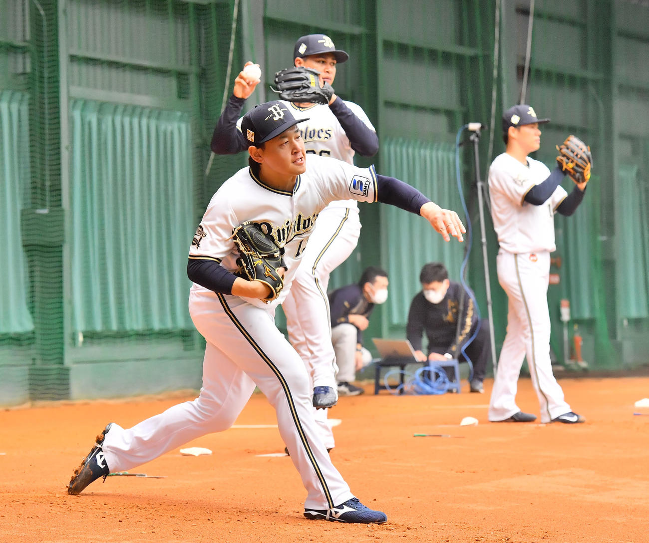 WBCに出場する3人がそろい踏み、ブルペンに入り投げ込む左から宮城、宇田川、山本（2023年02月02日撮影）