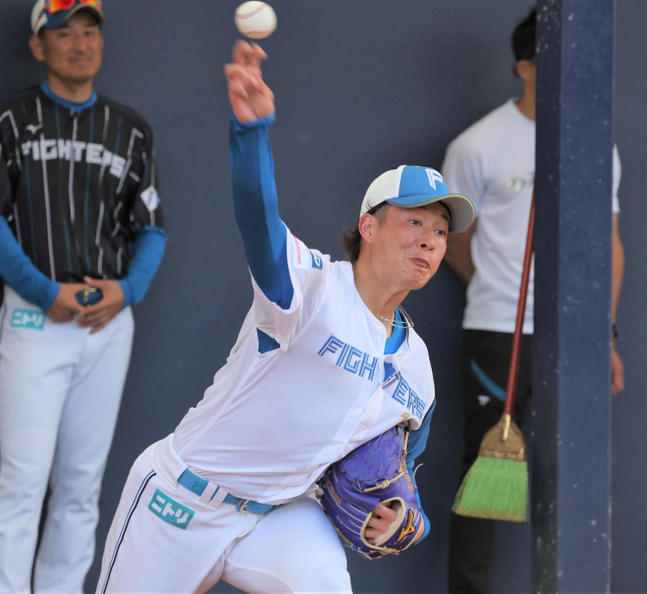 ブルペンで投球する日本ハム吉田（撮影・黒川智章）