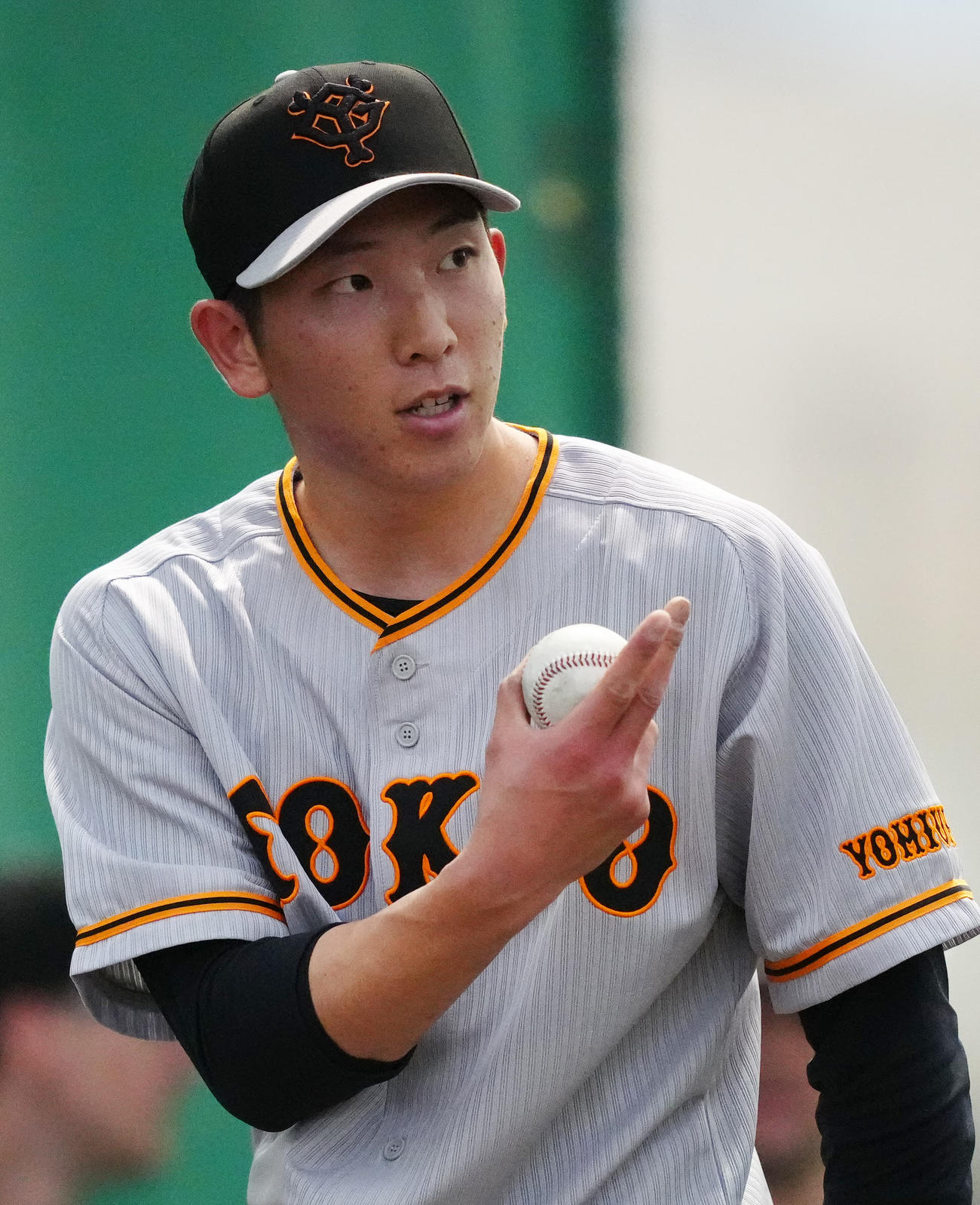 ブルペン投球で球種を伝える巨人戸郷（撮影・江口和貴）