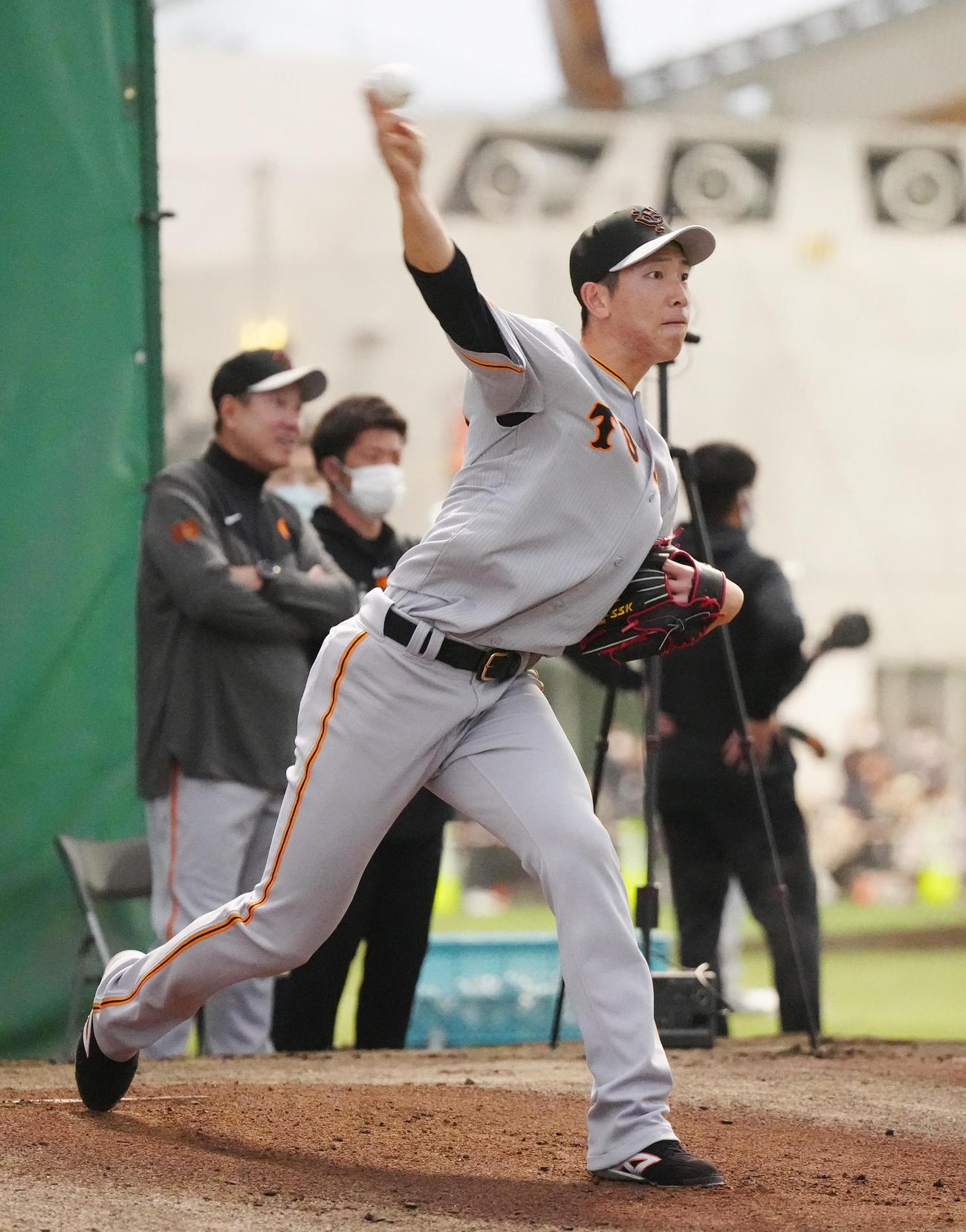 ブルペン投球に臨む巨人戸郷（撮影・江口和貴）
