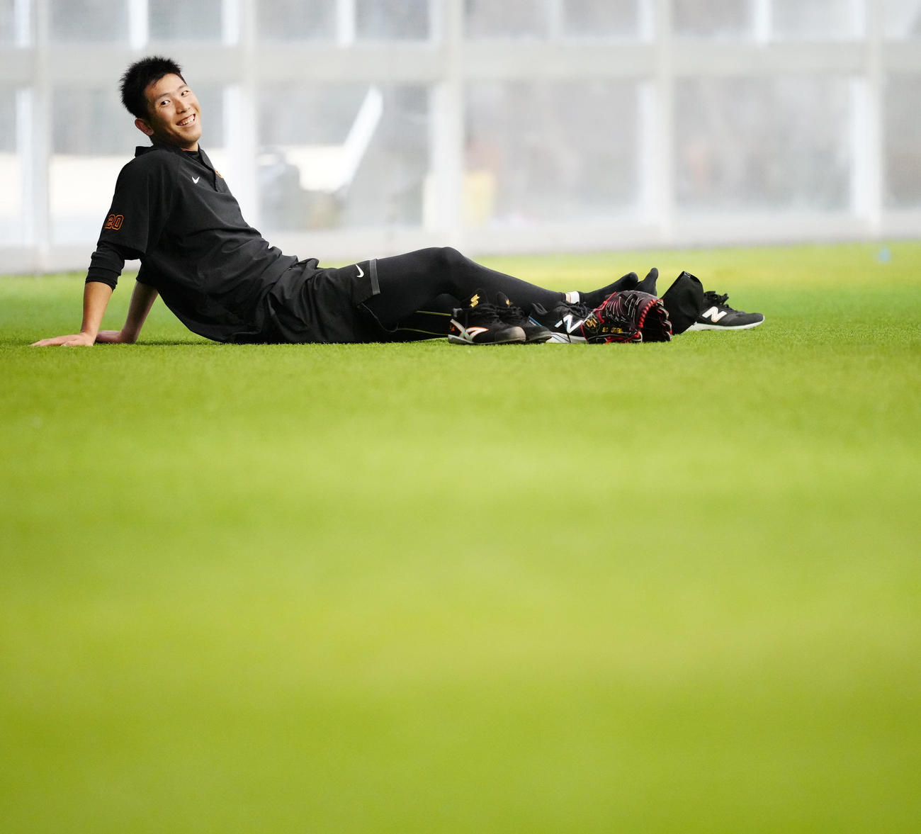 練習中、リラックスした表情を見せる巨人戸郷（撮影・江口和貴）