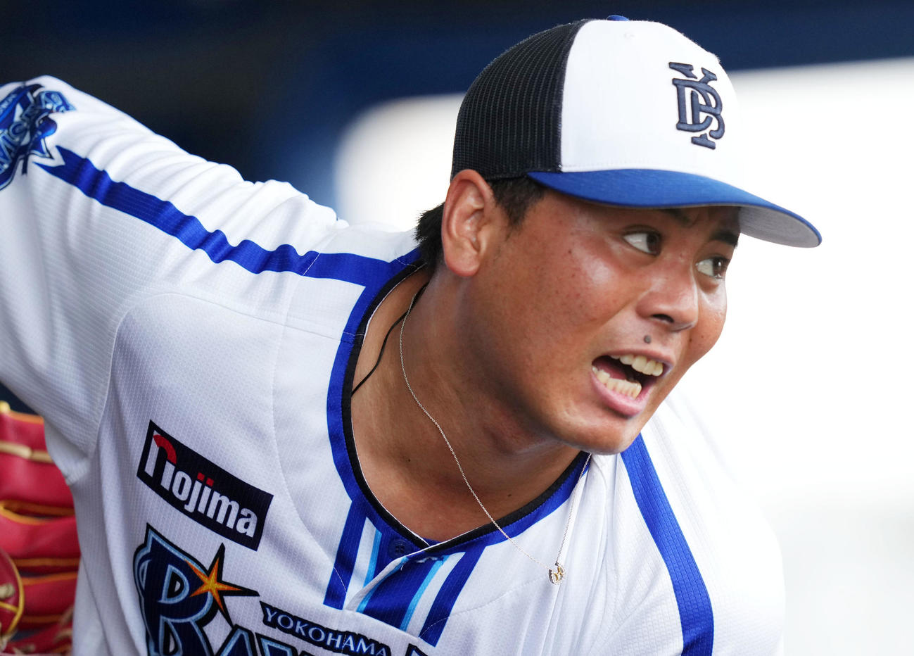 ブルペンで投球練習をするDeNA浜口（撮影・横山健太）
