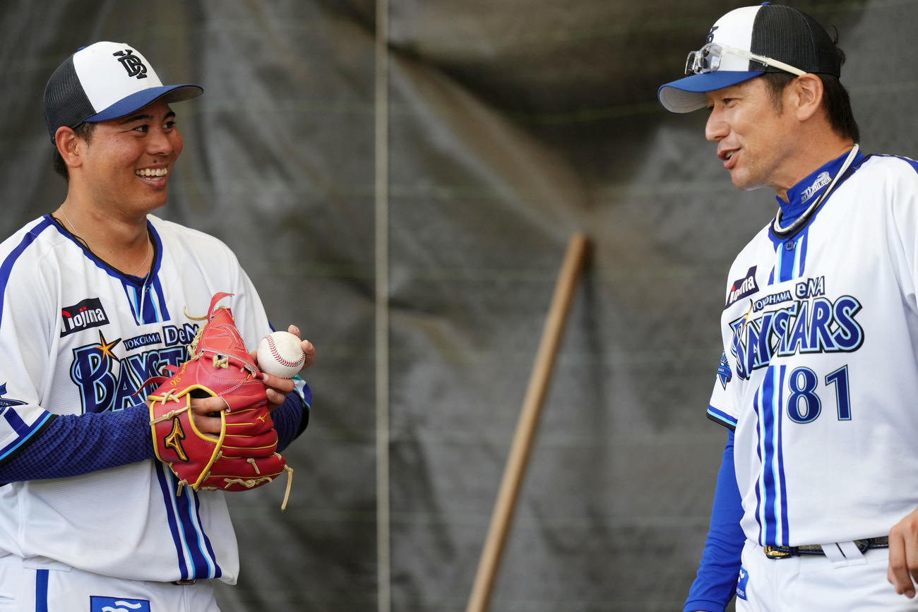 ブルペン投球を終え三浦監督（右）と言葉を交わすDeNA浜口（撮影・横山健太）