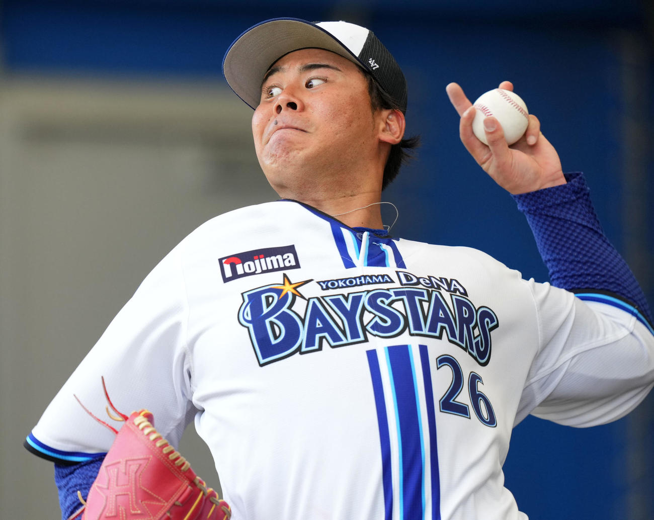 ブルペンでチェンジアップを投げ込むDeNA浜口（撮影・横山健太）