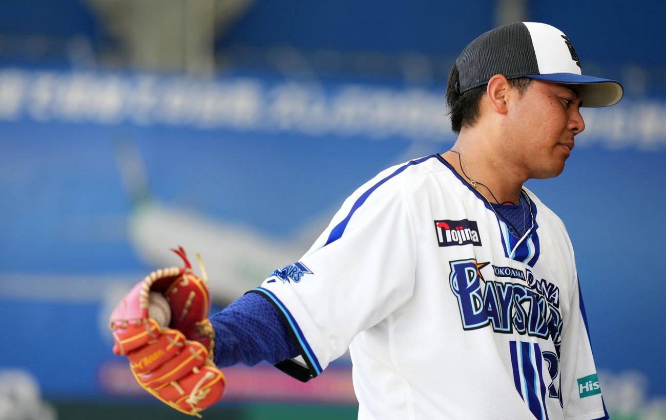 ブルペンで投球練習をするDeNA浜口（撮影・横山健太）
