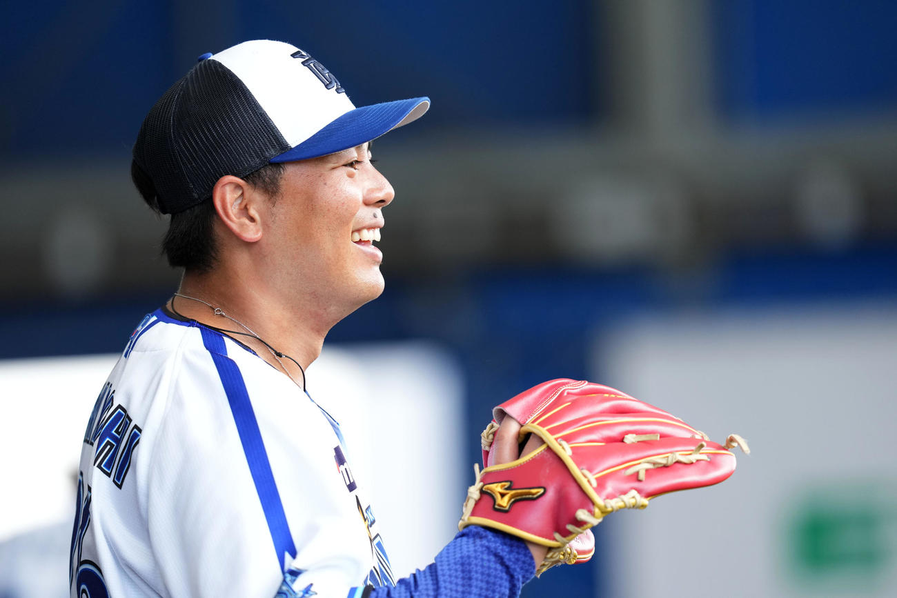 ブルペンで笑顔を見せるDeNA浜口（撮影・横山健太）
