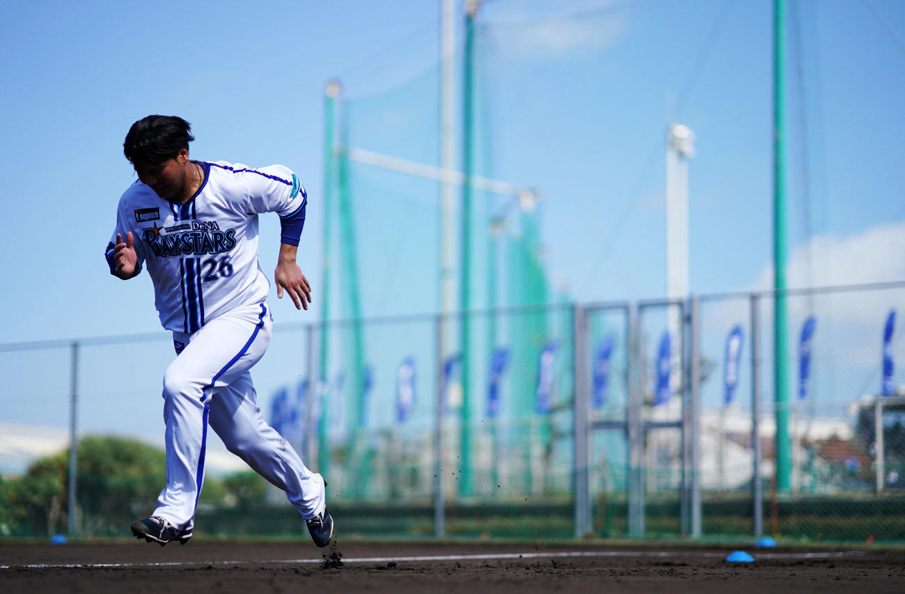 ブルペンでの投球練習直後、ダッシュをするDeNA浜口（撮影・横山健太）