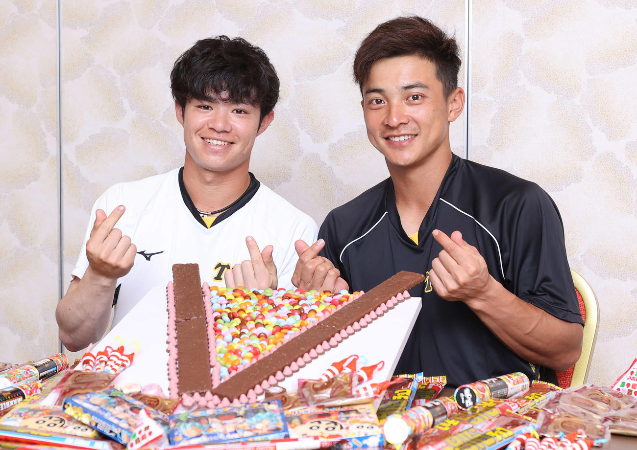 たくさんのバレンタインチョコレートに笑顔を見せる中野（左）と熊谷（撮影・上山淳一）