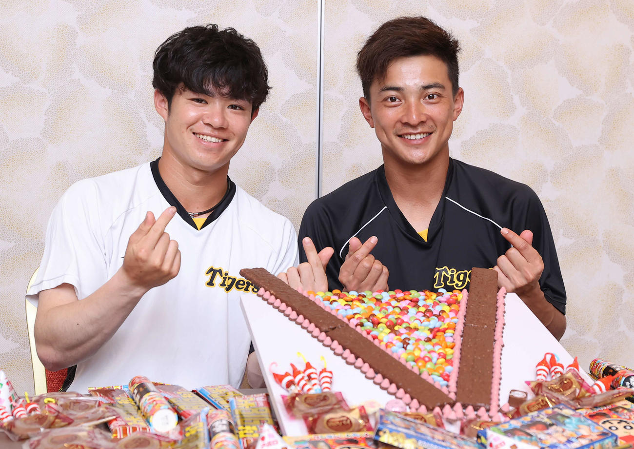 たくさんのバレンタインチョコレートに笑顔を見せる中野（左）と熊谷（撮影・上山淳一）