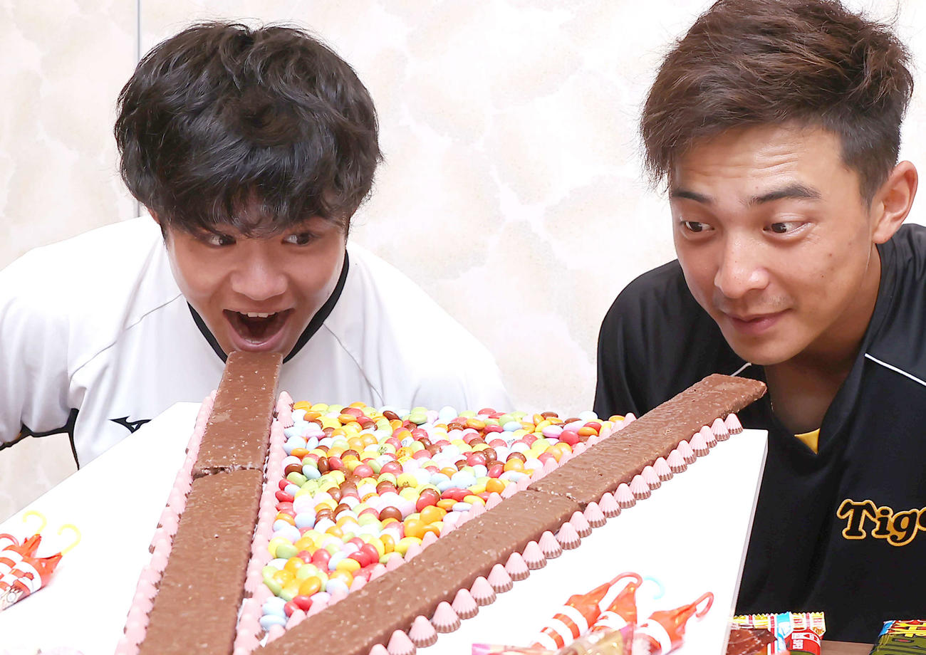 中野（左）と熊谷はチョコレートを大きな口でがぶっ！（撮影・上山淳一）