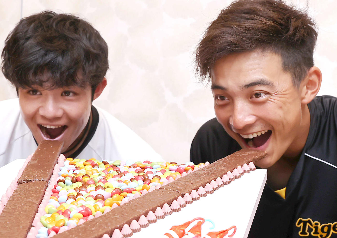 中野（左）と熊谷はチョコレートを大きな口でがぶっ！（撮影・上山淳一）