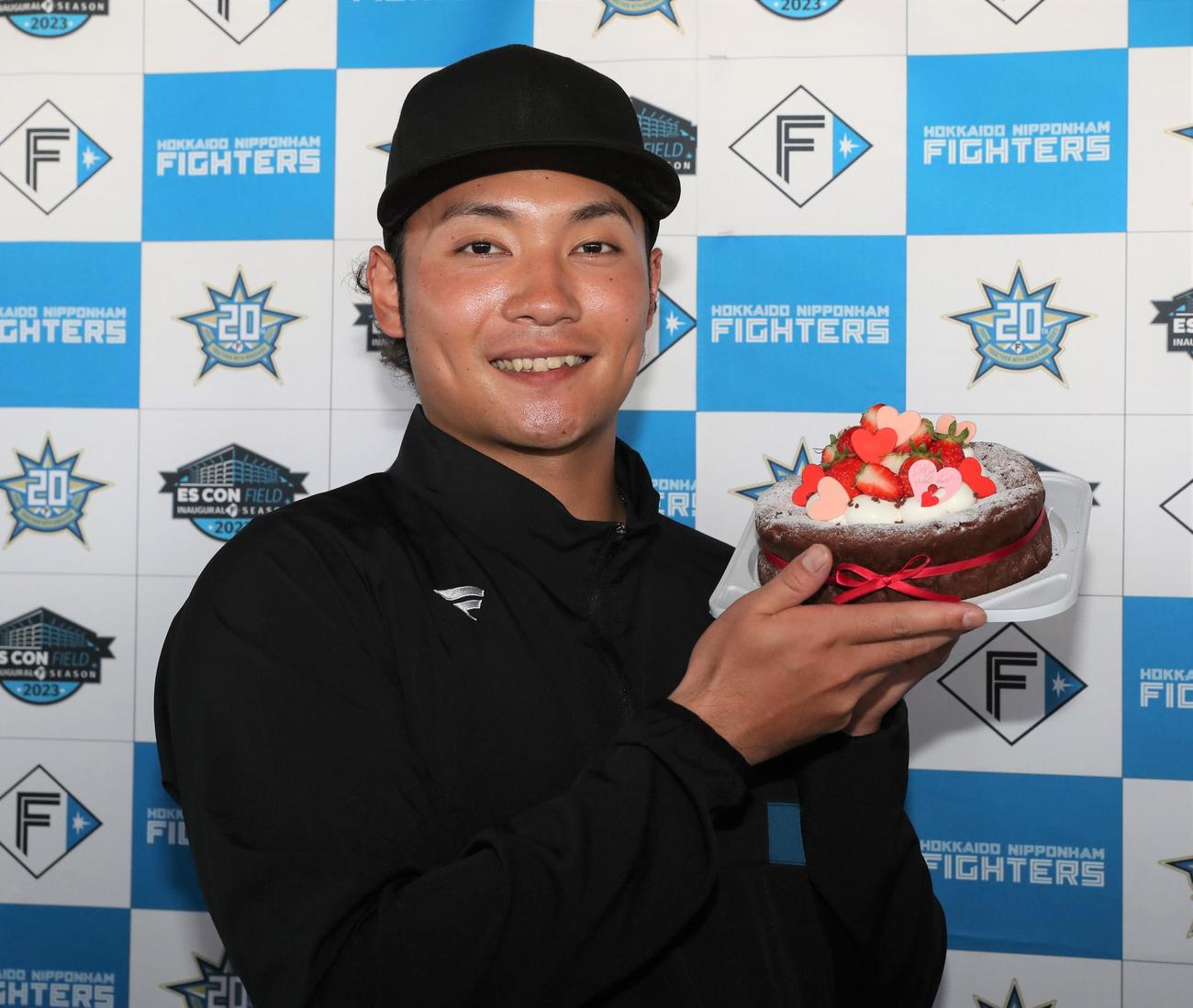 バレンタインデーで報道陣からチョコレートケーキを贈られ笑顔の伊藤（撮影・黒川智章）