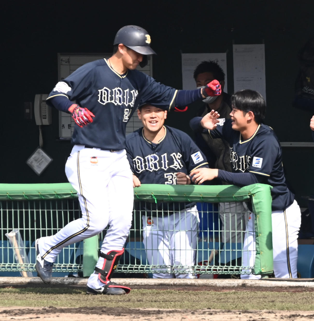 3回表紅組2死、ソロ本塁打を放った紅林（左）を迎える太田（撮影・和賀正仁）