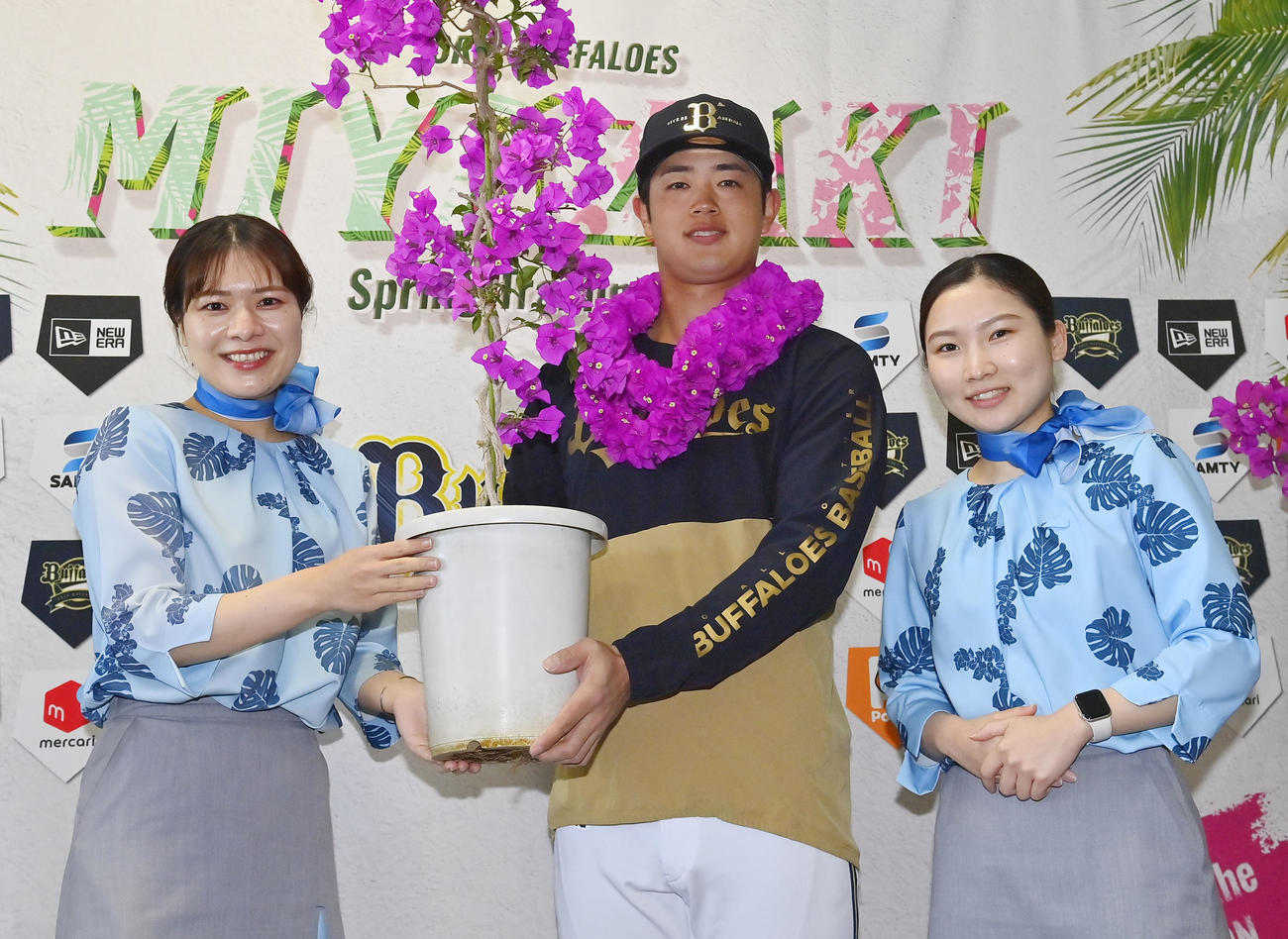 宮崎ブーゲンレディから誕生日とバレンタインの2つのレイをかけられ笑顔をみせるオリックス太田（撮影・和賀正仁）